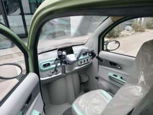 Triciclo Eléctrico de Carga de Primera Categoría, Vehículo Moderno con Cabina, Certificación EEC y Compartimento de Almacenamiento Trasero - Product Image 2