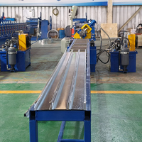 Machine à former des canaux en C pour cloisons sèches, pour utilisation avec des tôles galvanisées