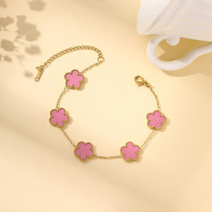 <span class=keywords><strong>Bracciale</strong></span> Gioiello da <span class=keywords><strong>Donna</strong></span> in Acciaio Inossidabile Dorato con Ciondolo a Fiore di Conchiglia e <span class=keywords><strong>Portafortuna</strong></span> a Quadrifoglio a Cinque Foglie - Product Image 3