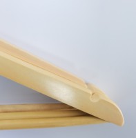 Cintres de costume multifonctionnels en bois massif et acier inoxydable avec logo personnalisé, crochet pivotant chromé, pour armoire et dressing, vente en gros