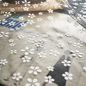 Desain Baru Musim Panas Bunga Pola Peregangan Dirancang Tekstil Cetak Foil Lembut Roll Bolt Tulle Kain untuk Gaun