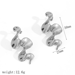 ต่างหูแบบติดหูสแตนเลสชุบทอง 18k ดีไซน์เฉพาะตัว รูปทรงคลื่น สำหรับผู้หญิง เข้าได้กับทุกชุด คุณภาพสูง กันน้ำ รูปทรงไม่สมมาตร - Product Image 3