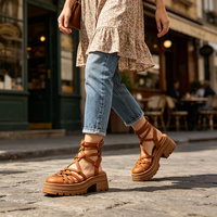 Sandales gladiateur personnalisées ODM OEM à brides croisées tressées, boucle métallique réglable à la cheville, plateforme superposée, talon carré, en PU végétalien