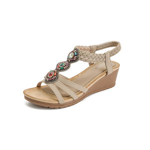 Tendencias de moda de verano: sandalias de mujer con punta abierta, versátiles, con diseño de tiras y una falda resistente. - Product Image 2