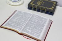 Usine chinoise en gros Logo personnalisé en cuir PU KJV Bibles vente chaude King James Bible livre impression
