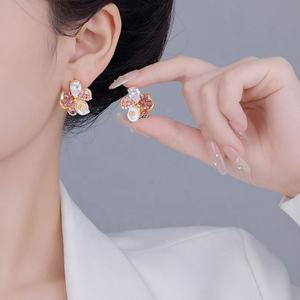 Boucles d'oreilles à aiguille géométriques à cinq pétales, faites à la main, plaquées or, tendance, perles d'eau douce pour femmes, célèbres sur Internet - Product Image 2