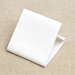 Etiqueta de algodón tejida blanca cuadrada para prendas, plegada en bisel, lavable, con logotipo 3D en relieve, borde ultrasónico, rollo de etiquetas tipo bandera para bolsos - Product Image 1