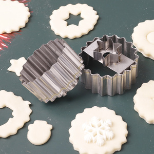 4 <span class=keywords><strong>emporte</strong></span>-pièces ronds en acier inoxydable avec Père Noël et homme en pain d'épices pour Noël et les fêtes d'hiver - Product Image 3