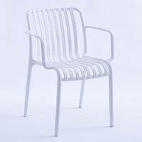 Nouveau design de mobilier d'extérieur en plastique Chaise de loisirs Chaise de dîner fabriquée avec de la résine plastique pour l'extérieur Couleur différente personnalisée