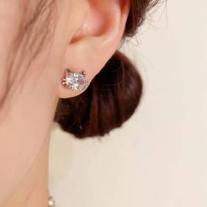 Boucles d'oreilles tendance et uniques en forme de chat avec zirconias, bijoux pour femmes plaqués or, très demandées - Product Image 4