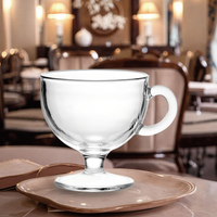 Mug en verre en forme de bol à pied de 250 ml. Design incurvé lisse et poignée élégante. Idéal pour les boissons chaudes.