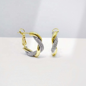 Precio al por mayor Pendientes de aro chapados en oro con diseño geométrico clásico y circonita, estilo occidental, para uso diario, para mujer - Product Image 4