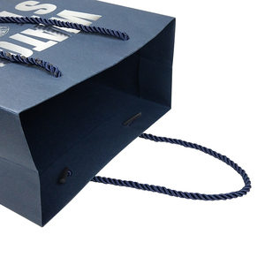 Bolsa de Papel Azul Oscuro con Impresión UV de Espejo para Boutique de Lujo, Venta al por Menor y Empaque de Cosméticos - Product Image 3