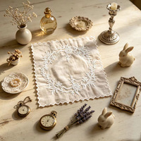 Nappe carrée brodée ajourée en polyester à motif floral vintage de style français, inspirée d'Instagram, avec couvre-table en dentelle blanche