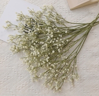 Arche de fleurs blanches en gros, toile de fond artificielle bleue en gypsophile, centres de table de mariage, rangée de boules de fleurs séchées