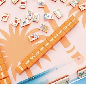 Set Premium di Mahjong Americano in Acrilico Giallo a Tre Strati, 160 Tessere con Grafiche Retrò di Fenicotteri e Cocktail per Serate di Gioco - Product Image 3