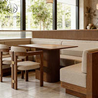 Table en bois cannelé avec pieds en bois et banquette en tissu bouclé, durable et écologique, pour restaurant, café, bistrot, hôtel, salon de thé, style moderne et minimaliste