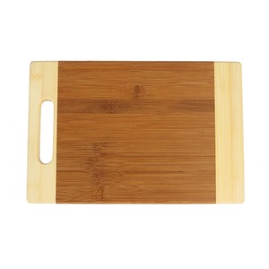 Planche à découper et à servir en bois d'acacia massif avec rainure pour jus, idéale pour le fromage, le pain, les fruits et la viande, en vente par un exportateur indien. - Product Image 3