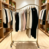 Portant à vêtements sur pied rotatif et réglable en hauteur, en métal doré en forme de S, pour magasins de vêtements