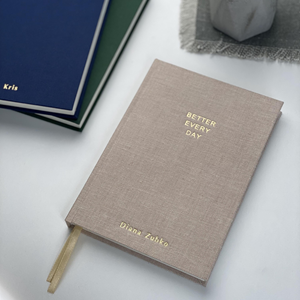 Cuaderno A5 Personalizado de Tapa Dura con Tela, Diario Hecho a Mano con Letras en Relieve, Planificador Diario Sin Fecha, Diario con Nombre Personalizado, Regalo - Product Image 1