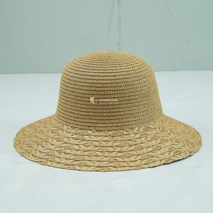 Chapeau de plage en paille pour femmes, protection solaire, avec bord tressé en paille, pendentif perle et nœud, pour l'extérieur, le soleil et les voyages, vente en gros Vietnam - Product Image 4