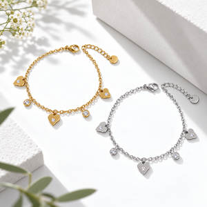 Bracelet en forme de cœur et de zircon, acier inoxydable, plaqué or 14 carats, options de couleur or et argent - Product Image 1