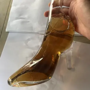 Yüksek topuklu ayakkabı şekilli şeffaf cam şişe