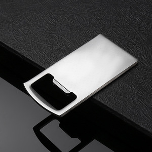 Abridor de Botellas de Bebidas y Cerveza Portátil y Duradero de Acero Inoxidable con Forma de Tarjeta de Crédito - Product Image 3