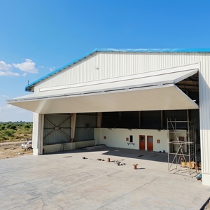 <span class=keywords><strong>Porte</strong></span> de <span class=keywords><strong>hangar</strong></span> verticale à double pliage à <span class=keywords><strong>prix</strong></span> d'usine, <span class=keywords><strong>porte</strong></span> de <span class=keywords><strong>hangar</strong></span> d'avion isolée avec système de déneigement automatique - Product Image 1
