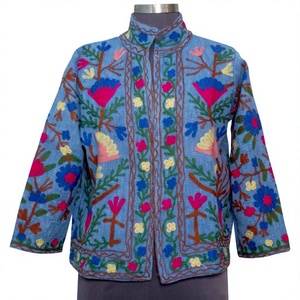 Veste matelassée d'hiver pour femmes, design unique, faite à la main, broderie Suzani, courte, en coton tricoté, respirante, style robe - Product Image 1