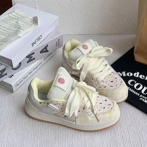 Zapatos deportivos de pan informales 2024 originales coreanos para mujer, diseño de nicho Ins, zapatos bajos para caminar de Fitness que combinan con todo a la moda - Product Image 1