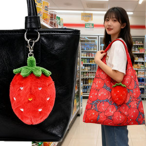 Borsa Shopping Pieghevole Personalizzata Eco-Friendly in Peluche a Forma di Fragola, Borsa Riutilizzabile Morbida e Pieghevole con Portachiavi, Borsa Ecologica OEM - Product Image 2