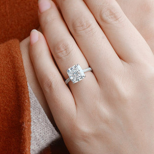 Elegante anello quadrato con pietre per donna, design scintillante intarsiato, gioielli alla moda per tutti i giorni - Product Image 4
