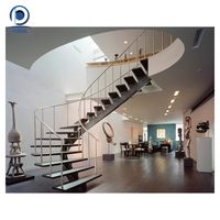Escalier incurvé de style moderne, marches en marbre, main courante en fer forgé, hall d'hôtel avec entretoise en acier inoxydable