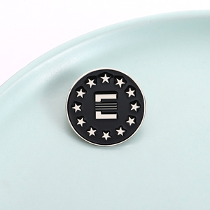 Cổ điển Anime Mô phỏng trò chơi men Pin <span class=keywords><strong>RPG</strong></span> enclave biểu tượng kim loại Trâm ve áo sơ mi huy hiệu đồ trang sức người hâm mộ quà tặng cho bạn bè - Product Image 1