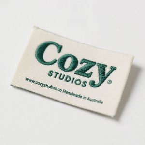 Vêtements Satin cou étiquette personnalisé t-shirt damassé taille étiquettes vêtements coupe droite couture sur étiquettes tissées pour enfant - Product Image 1