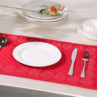 Set de table Verona matelassé 100% polyester, style zen asiatique, motif fraise rouge brodé, imperméable et lavable