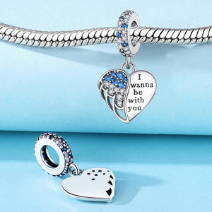 Ce bracelet en forme d'aile de cœur, exquis et fabriqué en laiton blanc, exprime l'amour et constitue le cadeau idéal pour un anniversaire. - Product Image 5