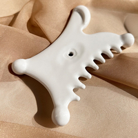 Peigne Gua Sha en céramique blanche personnalisable Faye, forme unique, outil de raclage corporel multi-usage pour le visage et la relaxation musculaire de tout le corps