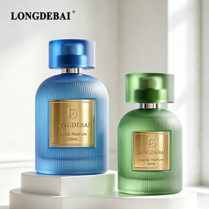 ขวดน้ำหอมแก้วทรงกลมสีฟ้าขุ่นลายเส้นแนวตั้ง ขนาด 30 มล. 50 มล. 100 มล.  บรรจุภัณฑ์น้ำหอมเปล่าพร้อมหัวฉีดสเปรย์สีเงิน - Product Image 1
