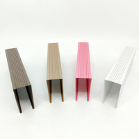 Revestimiento de Techo de Aluminio con Diseño Moderno, Perfil en Forma de U, Acabado con Aspecto de Madera, Revestimiento de Techo Metálico Decorativo Lineal para Vestíbulo de Hotel