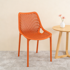 Fauteuil empilable en plastique au design moderne à dossier grillagé, polyvalent pour cuisine, balcon, petit café et événements, facile à ranger - Product Image 1