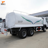 Camion-citerne HOWO pour le contrôle de la poussière, le nettoyage des routes et les opérations d'aménagement paysager