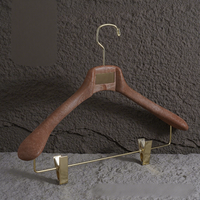 Luxuriöser Kunststoff-Kleiderbügel für Bekleidungsgeschäfte und Boutiquen, Großhandel, Rutschfest, Breite Schulter, Langlebiger Anzugbügel