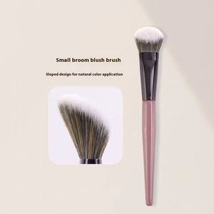 <span class=keywords><strong>Pinceau</strong></span> à <span class=keywords><strong>blush</strong></span> angulaire <span class=keywords><strong>biseauté</strong></span> avec manche en bois et poils synthétiques pour le mélange de fond de teint sur le visage - Product Image 1