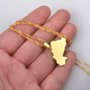 Collier à breloques en acier inoxydable avec drapeau du Burkina Faso plaqué or 18 carats Pendentif avec carte drapeau du Burkina Faso Collier à chaîne ras du cou - Product Image 3