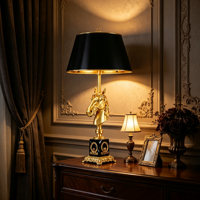 Lampe de table de luxe européenne en laiton avec tête de cheval, abat-jour en tissu noir, lampe de chevet/bureau dorée antique pour villa, chambre, hôtel, décoration intérieure