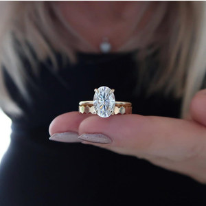 Elegante anello con pietra ovale per donna, design con intarsi scintillanti, gioielli minimalisti alla moda - Product Image 4