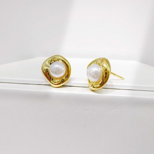 Boucles d'oreilles clous fines vintage géométriques plaquées or, en argent sterling 925 avec perles d'eau douce, prix usine, pour mariage et mariée - Product Image 5