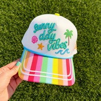 Casquette de baseball brodée avec slogan personnalisé, bicolore, 5 panneaux, en coton, avec visière colorée et fermeture snapback.